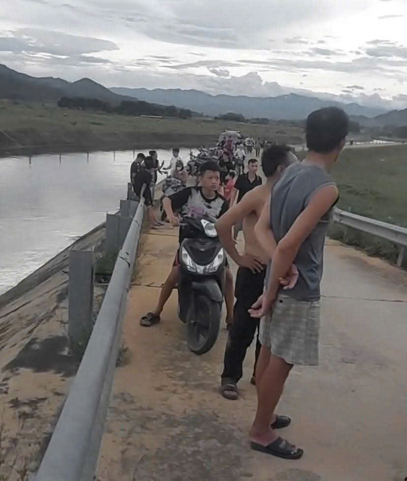 X&oacute;t xa 2 anh em ruột đuối nước thương t&acirc;m khi cứu nhau dưới k&ecirc;nh nước- Ảnh 1.