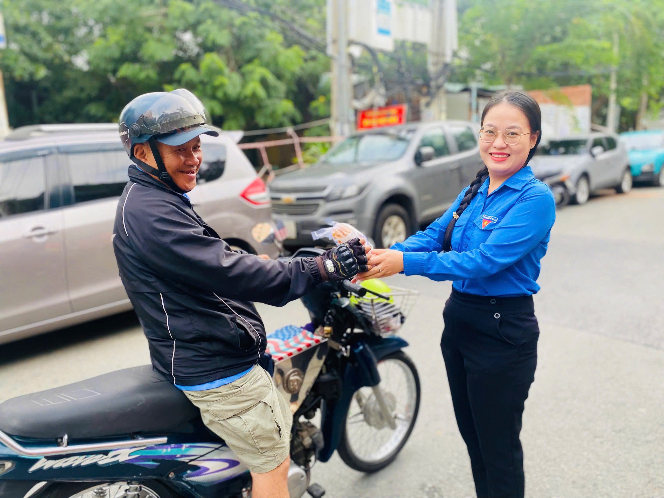 Người dân ở TP HCM phấn khởi đón chờ sự kiện trọng đại- Ảnh 9.
