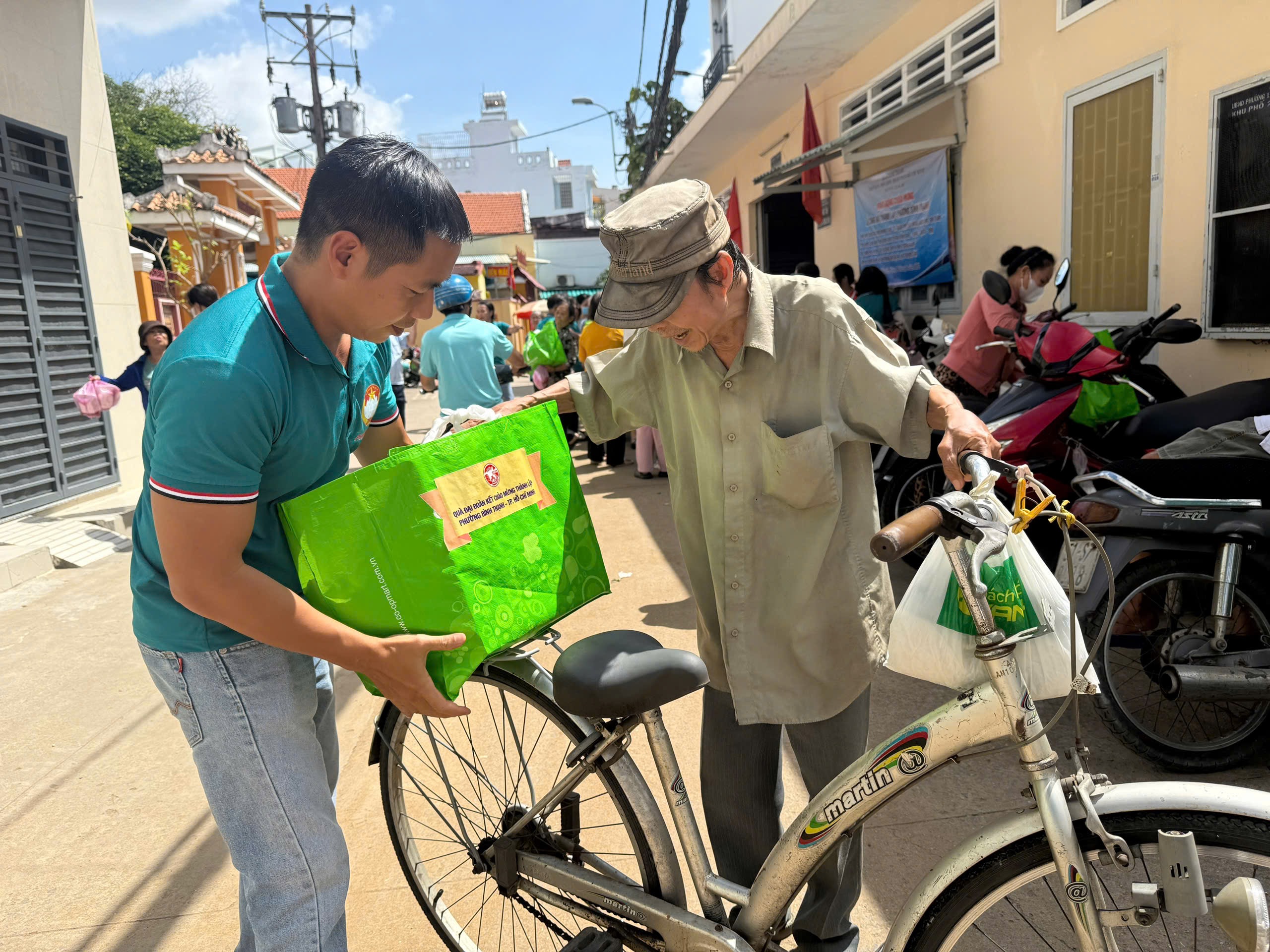 Người dân ở TP HCM phấn khởi đón chờ sự kiện trọng đại- Ảnh 8.