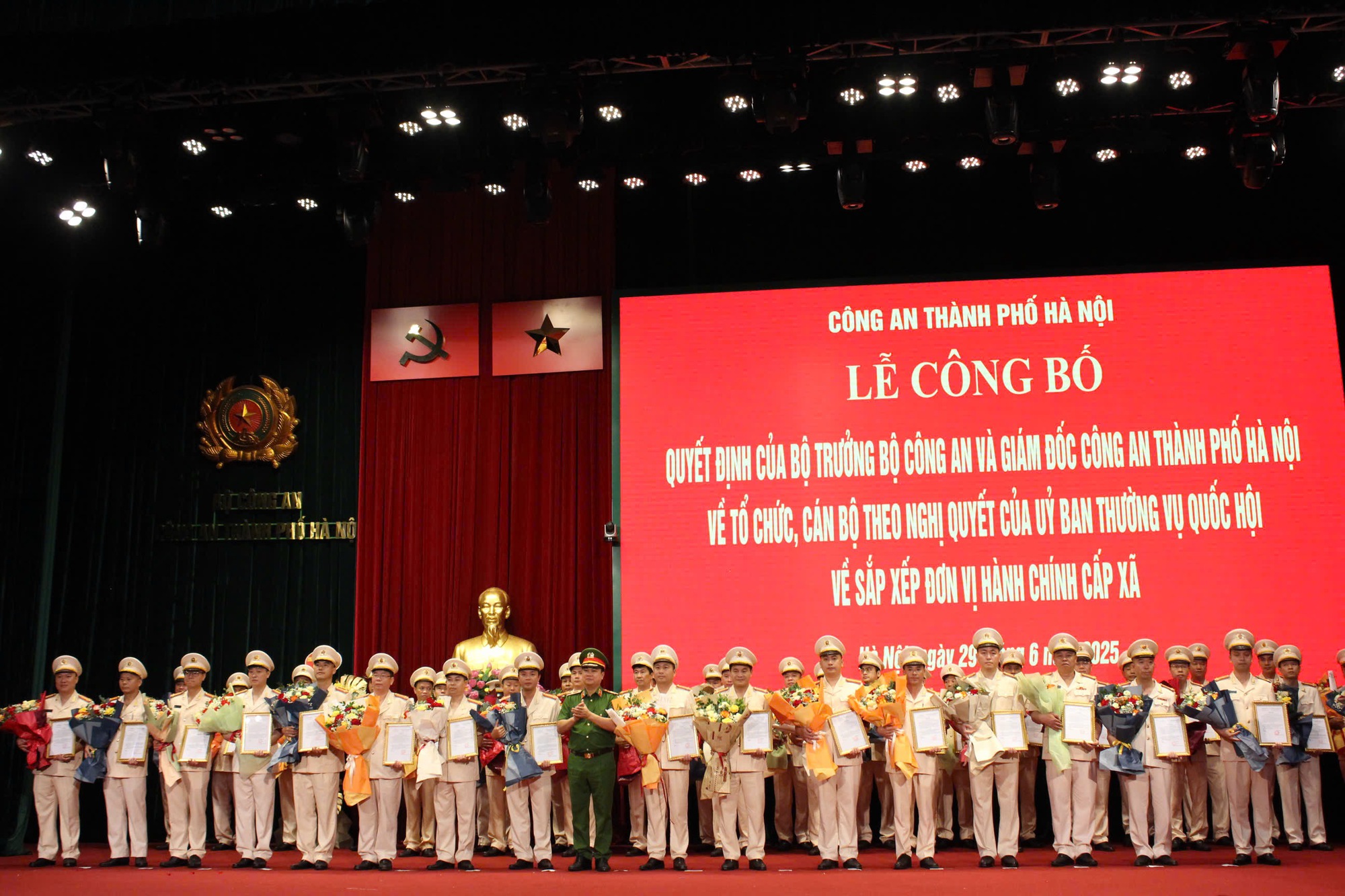 C&ocirc;ng an H&agrave; Nội ra mắt 126 trưởng c&ocirc;ng an phường, x&atilde; theo m&ocirc; h&igrave;nh tổ chức mới- Ảnh 1.