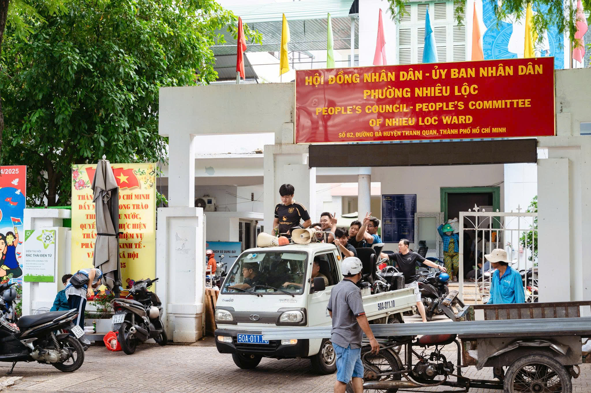 H&igrave;nh ảnh tươi tắn tại nhiều phường x&atilde; mới ở TP HCM s&aacute;ng nay- Ảnh 2.