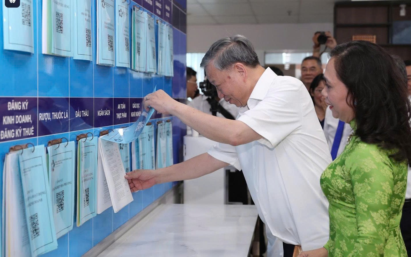 Party chief calls for faster, better service in two-level local administration implementation
