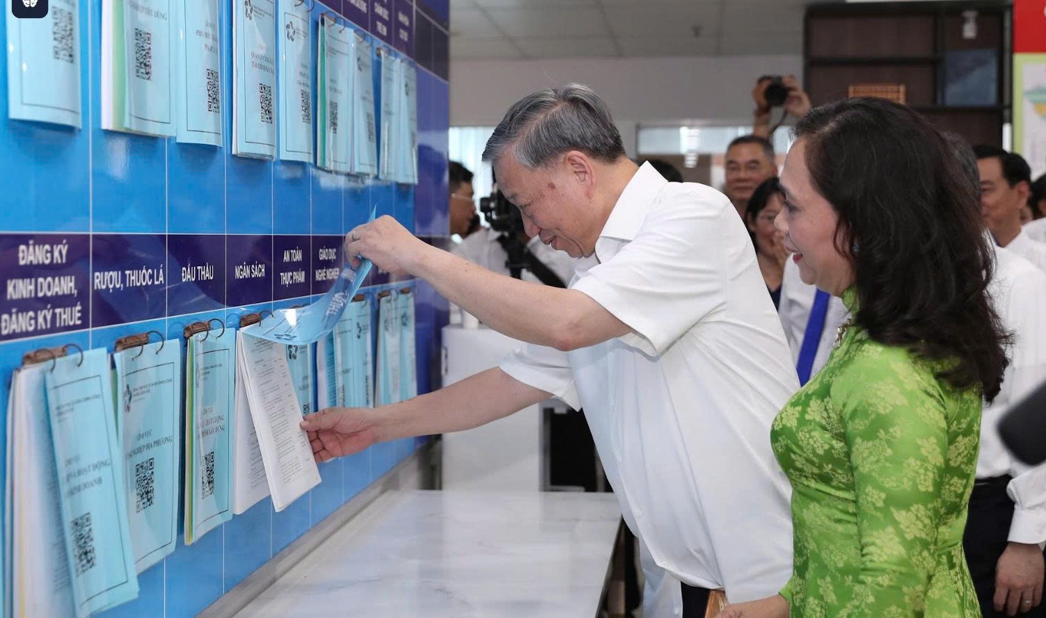 Party chief calls for faster, better service in two-level local administration implementation- Ảnh 2.