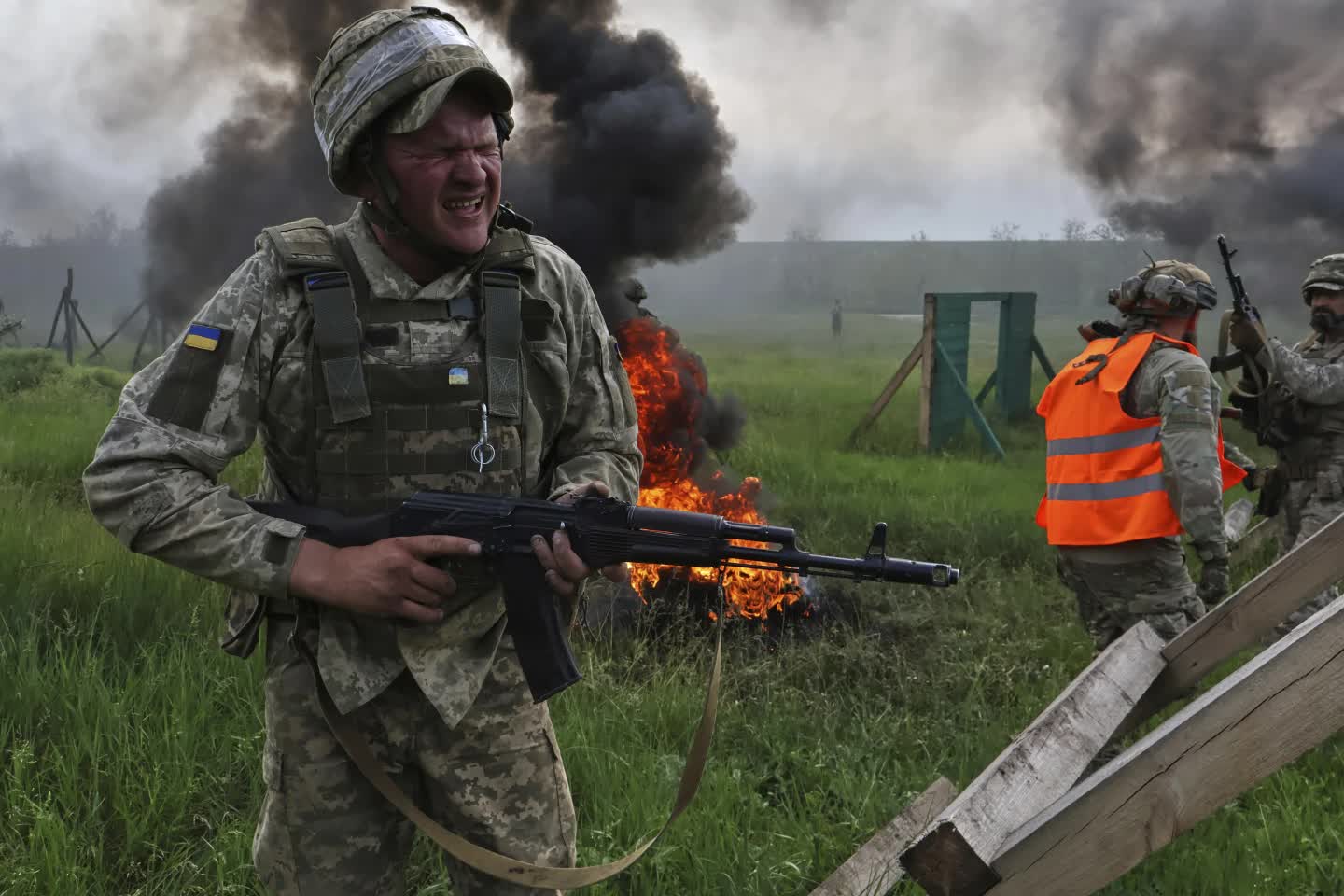 Nga ồ ạt tấn công Ukraine, tuyên bố đanh thép về hòa đàm- Ảnh 2.