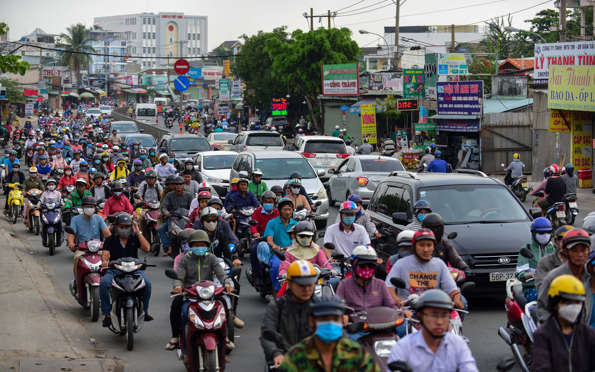 Lo "vỡ trận" kiểm định khí thải xe máy - Ảnh 1.