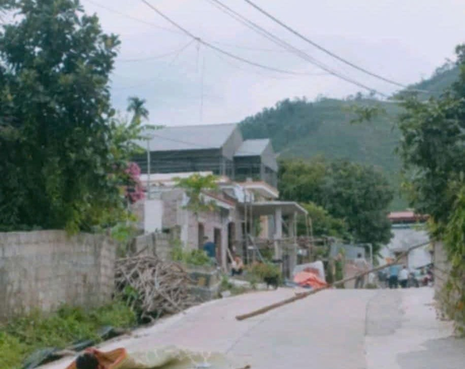 Nghi án chồng dùng dao sát hại vợ tại phòng ngủ rồi ra khỏi nhà nổ súng tự sát- Ảnh 1.