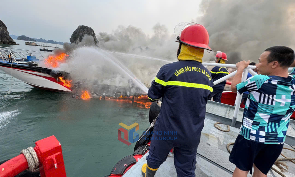 Cháy tàu cao tốc tuyến Vân Đồn - Quan Lạn, 5 thuyền viên nhảy xuống biển- Ảnh 1.