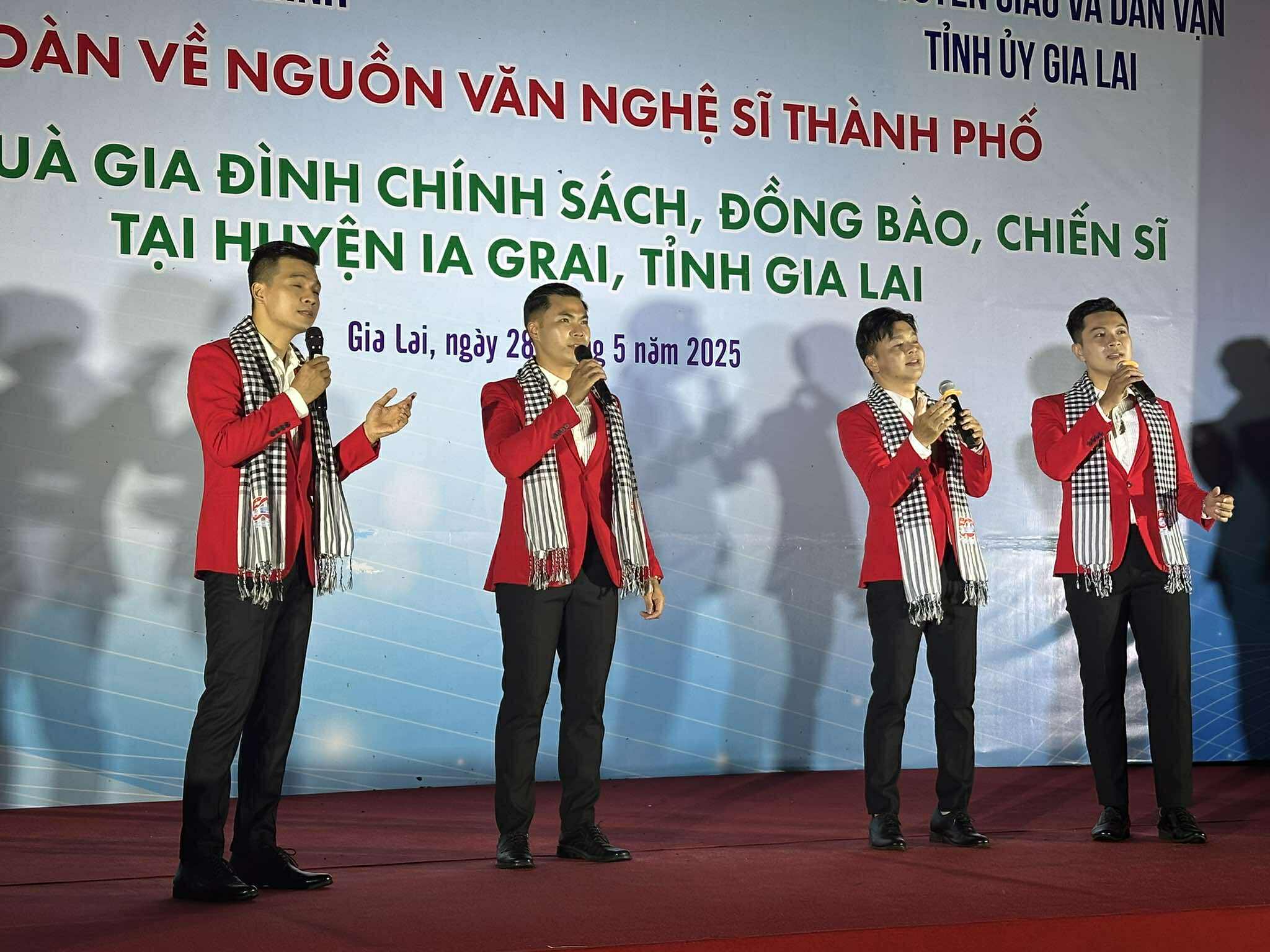 Nh&oacute;m h&aacute;t Lạc Việt thu h&uacute;t 1,2 triệu lượt xem tr&ecirc;n TikTok- Ảnh 1.