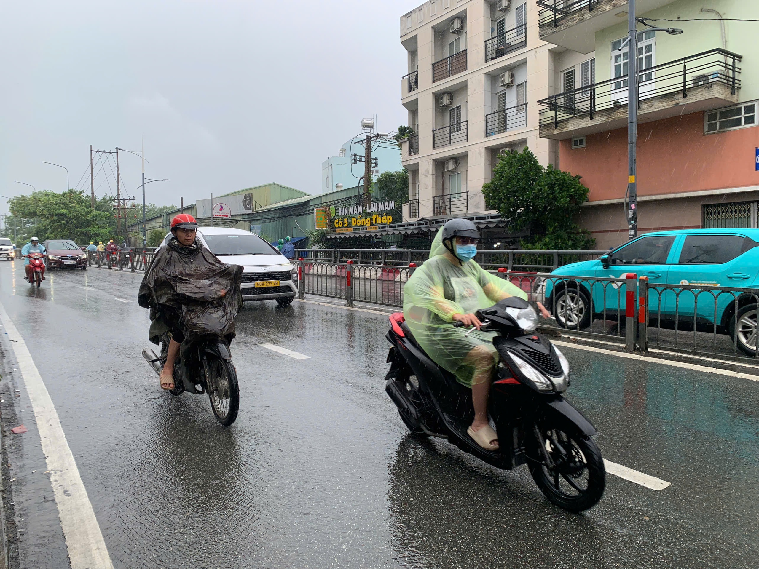 TP HCM: Gió rít mạnh, mưa như trút nước - Ảnh 6.