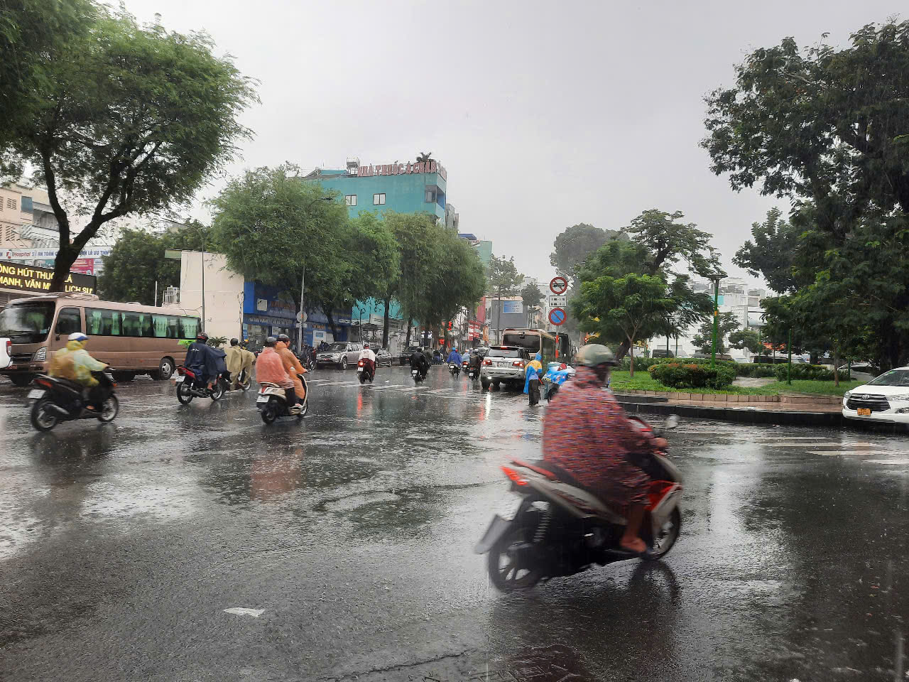 TP HCM: Gió rít mạnh, mưa như trút nước - Ảnh 5.