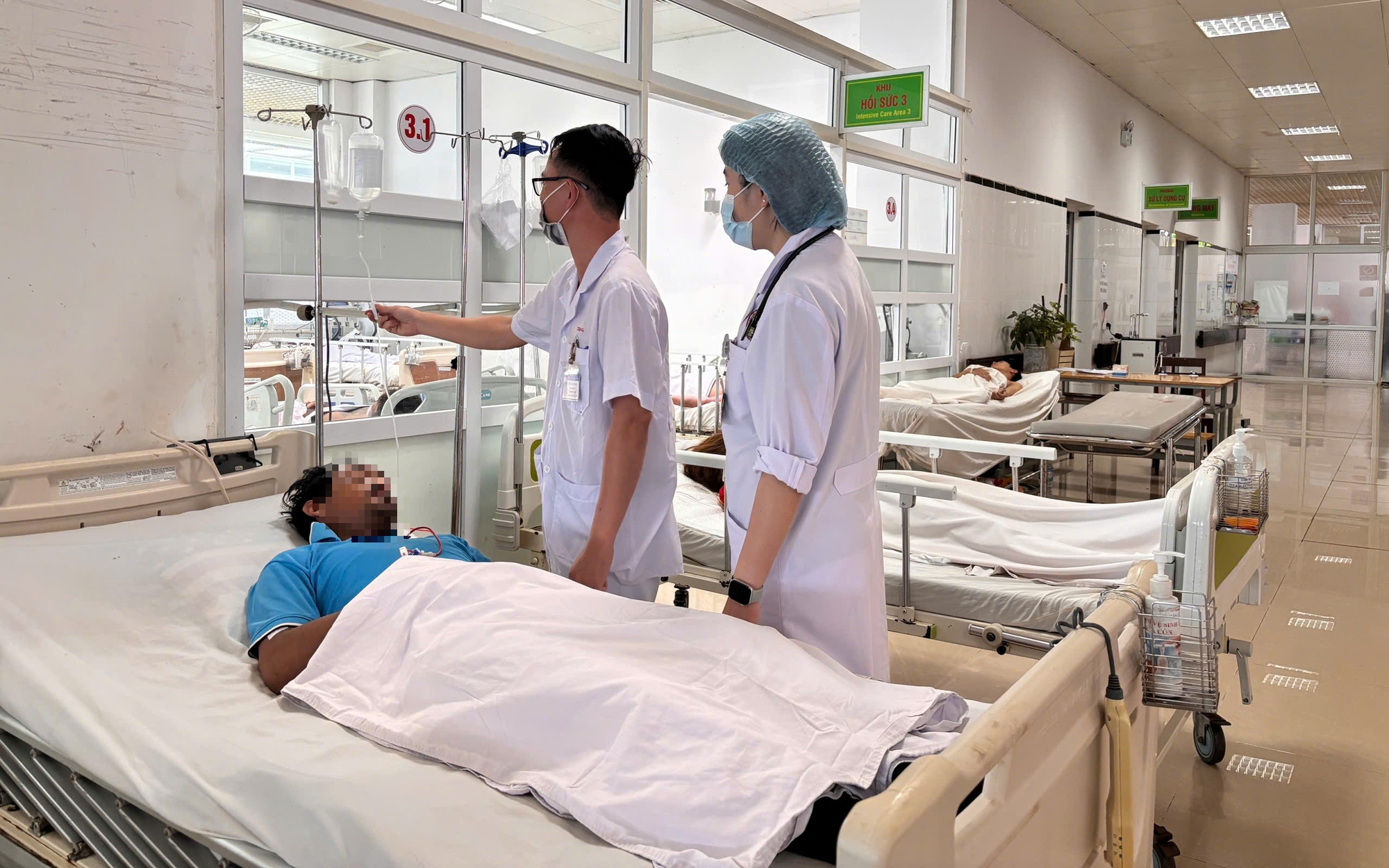 Cấp cứu 8 người ngộ độc sau khi ăn lẩu