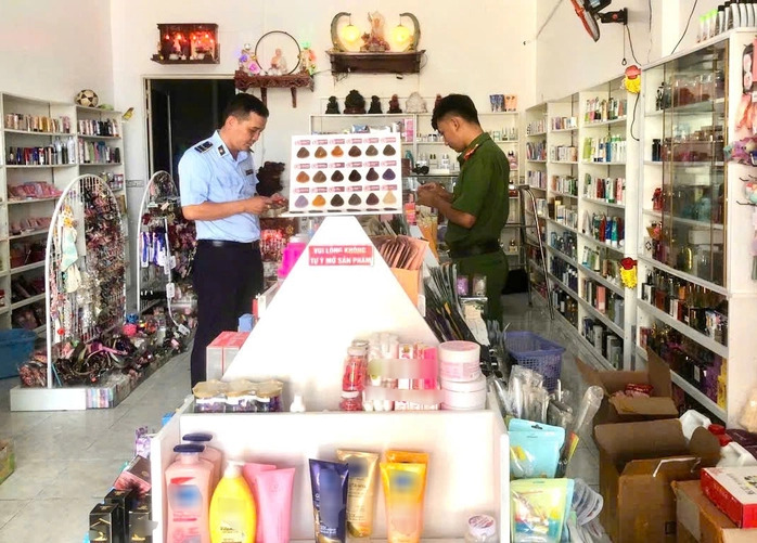 Ph&aacute;t hiện nhiều vụ b&aacute;n mỹ phẩm kh&ocirc;ng r&otilde; nguồn gốc - Ảnh 1.