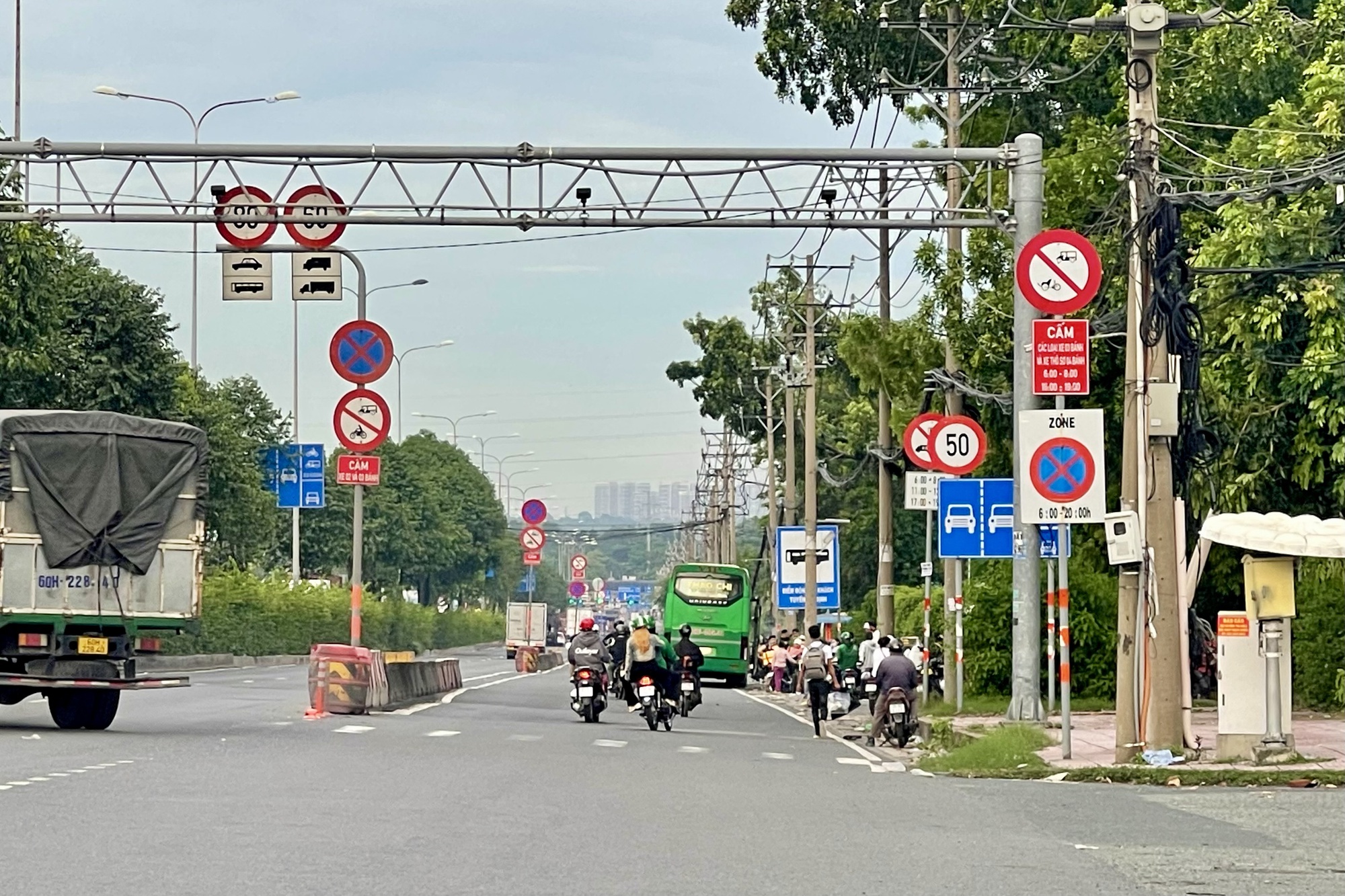 Xe dù lộng hành ở đường Đỗ Mười, TP Thủ Đức- Ảnh 3.