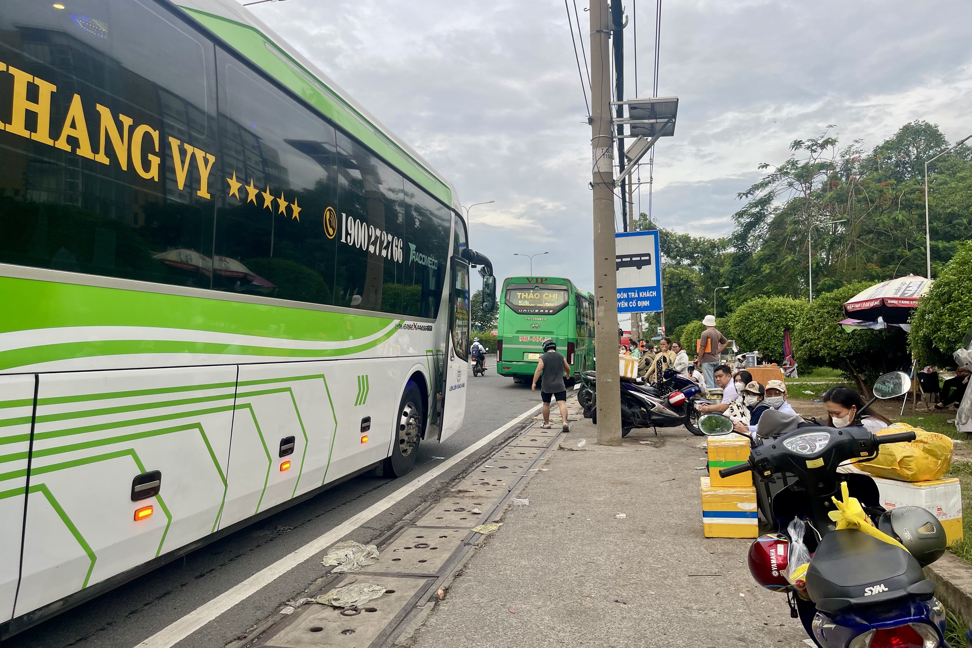 Xe dù lộng hành ở đường Đỗ Mười, TP Thủ Đức- Ảnh 1.