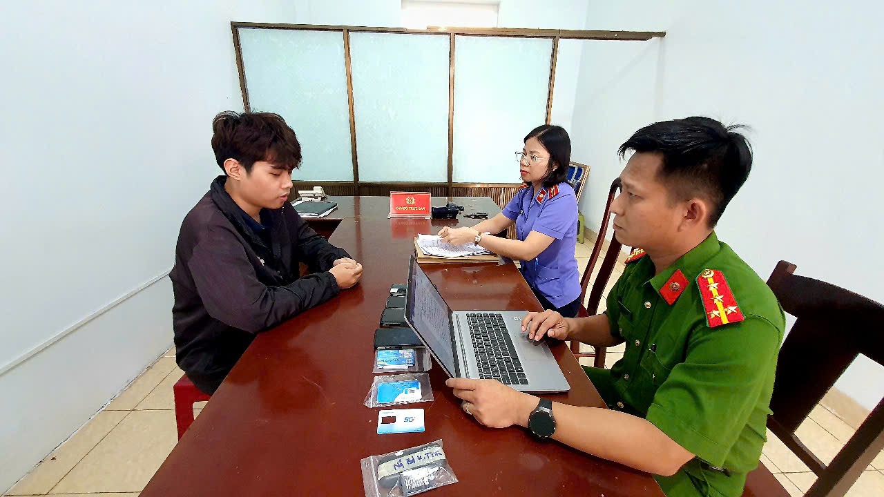 Thủ đoạn lừa đảo tinh vi của nam sinh vi&ecirc;n năm 4 - Ảnh 1.