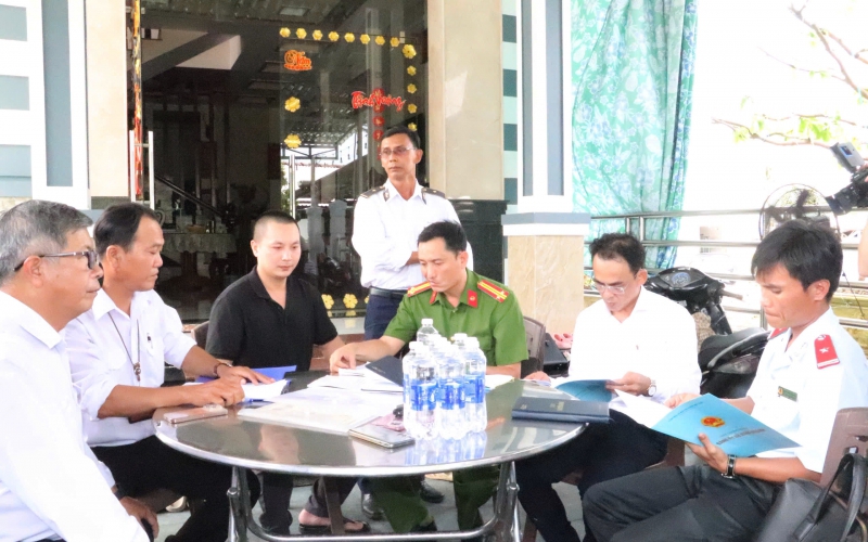 Lùm xùm thịt heo C.P.: Siêu thị dè chừng, người tiêu dùng phân hóa - Ảnh 2.