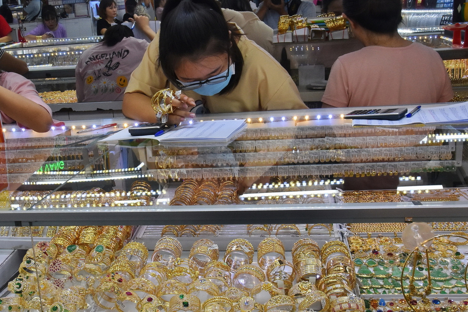 Gi&aacute; v&agrave;ng h&ocirc;m nay, 4-6: Lao dốc khi chứng kho&aacute;n Mỹ tăng điểm- Ảnh 1.