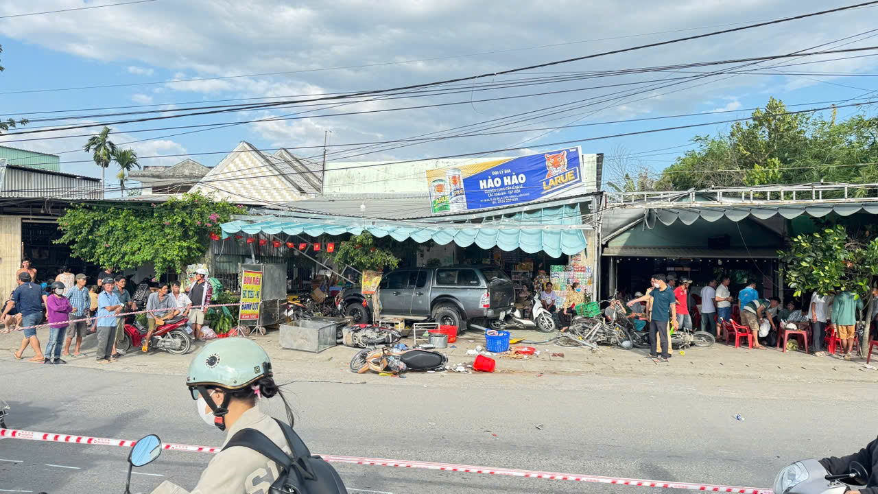 Hiện trường vụ tai nạn nghi&ecirc;m trọng ở Hậu Giang - Ảnh 1.