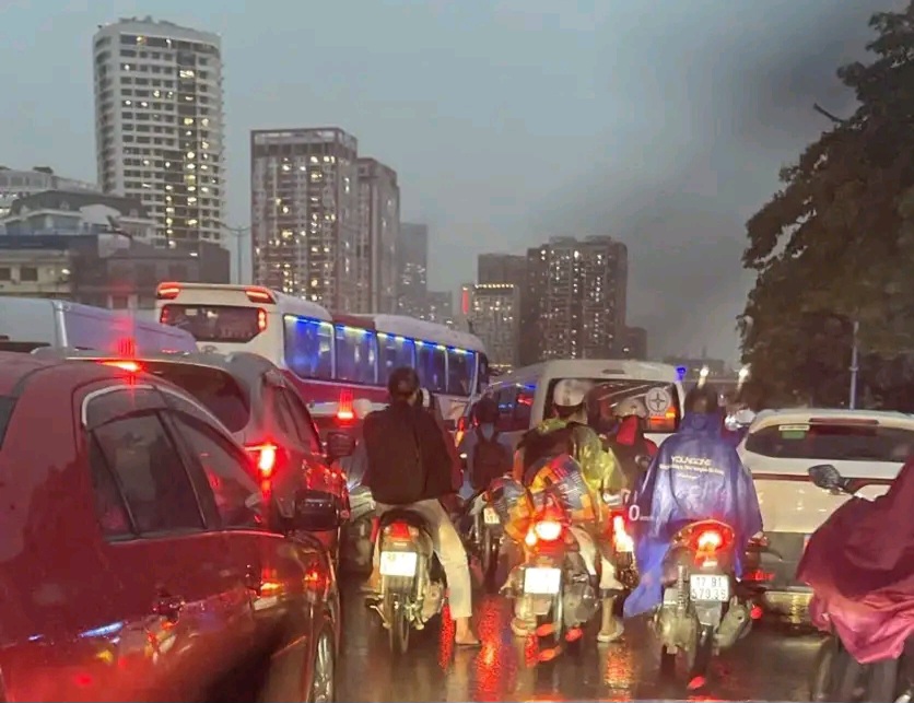 Mưa lớn khiến nhiều tuyến phố ở H&agrave; Nội ngập s&acirc;u, &aacute;ch tắc- Ảnh 3.