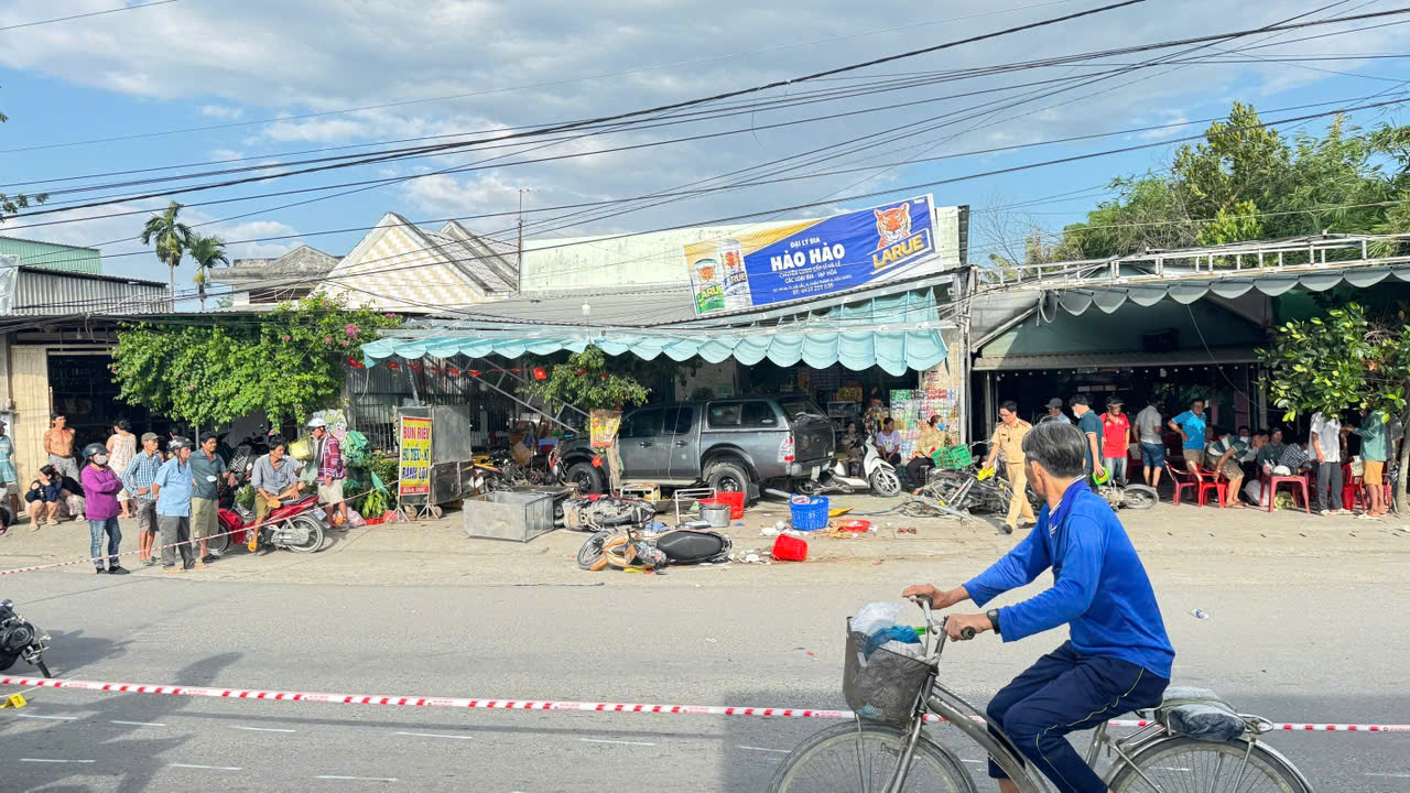 Hiện trường vụ tai nạn nghi&ecirc;m trọng ở Hậu Giang - Ảnh 2.
