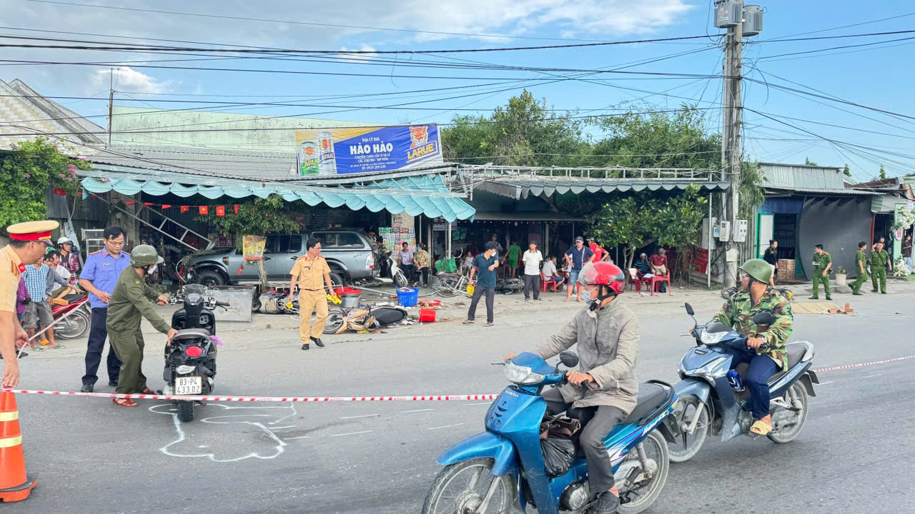 Hiện trường vụ tai nạn nghi&ecirc;m trọng ở Hậu Giang - Ảnh 4.