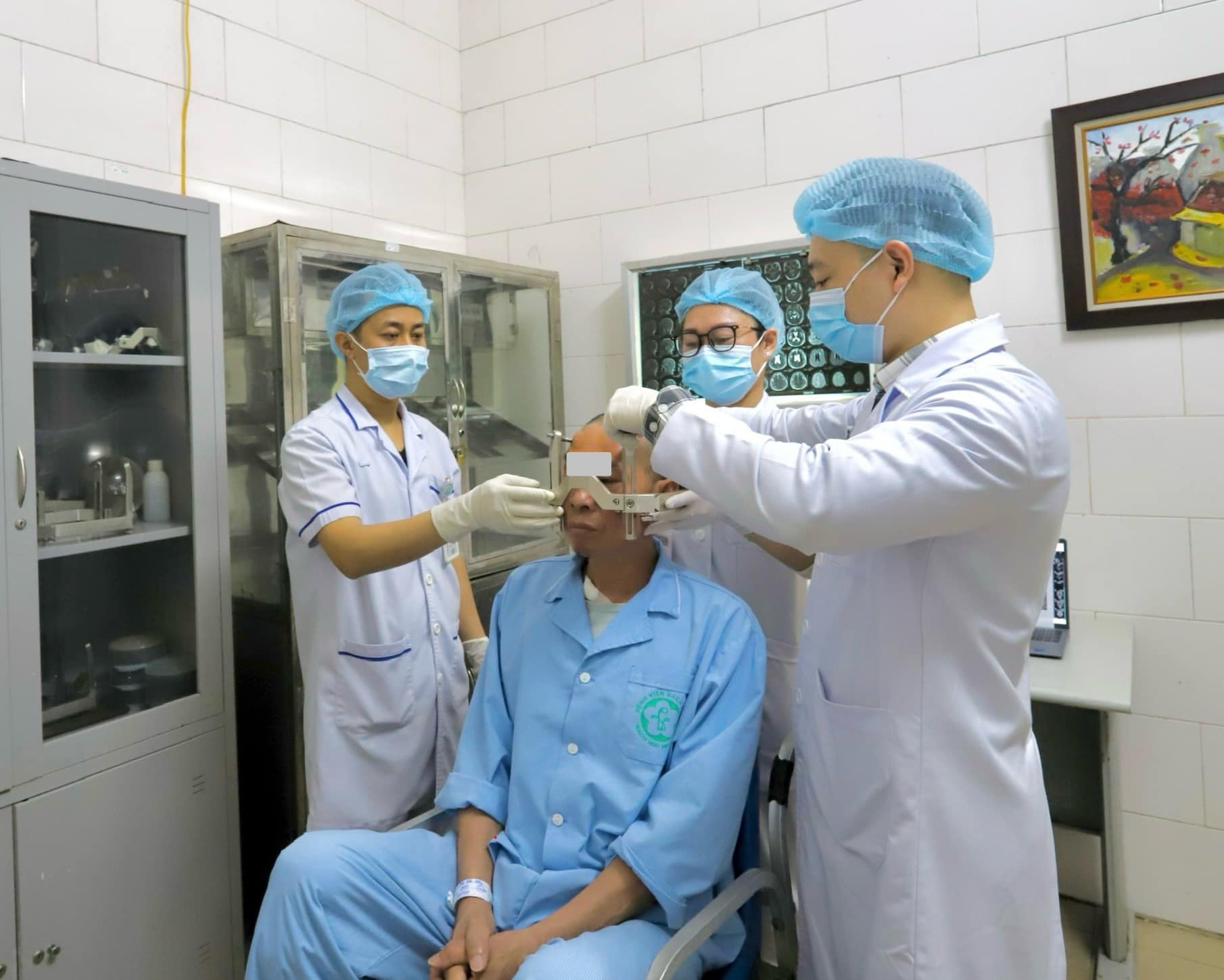 Ngày mai, những trường hợp tự đi khám, chữa bệnh trái tuyến được hưởng 100% BHYT - Ảnh 2.