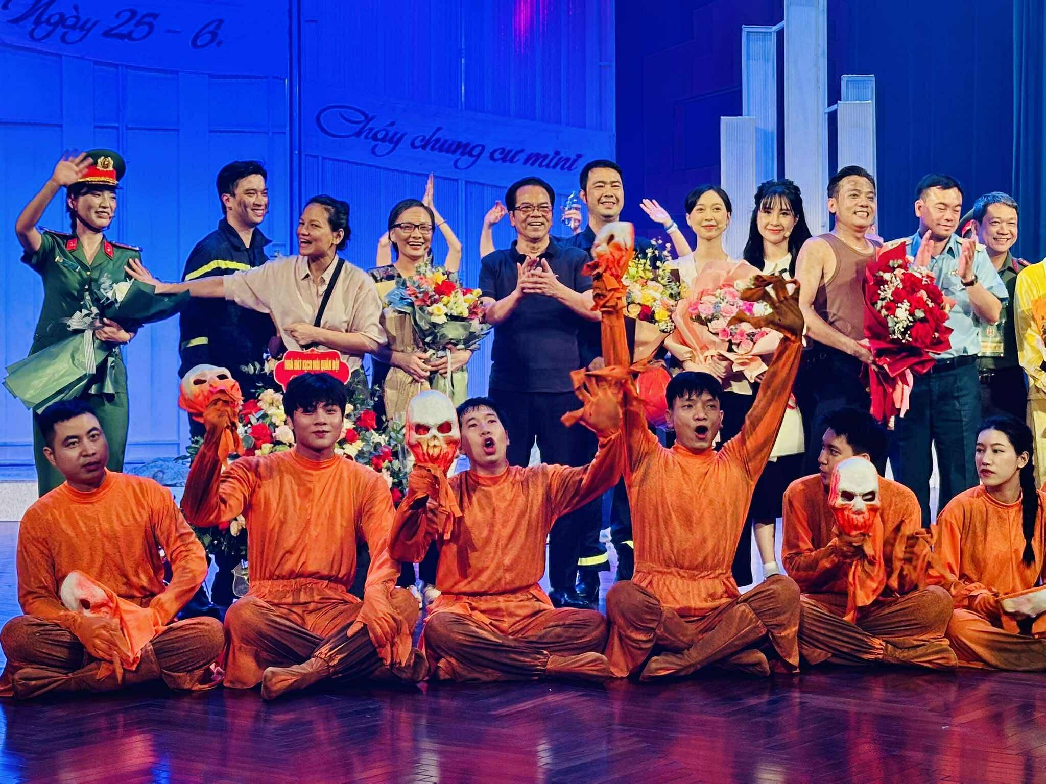 "Hoa Lửa" &ndash; Khi tr&aacute;i tim người l&iacute;nh ch&aacute;y bằng niềm ki&ecirc;u h&atilde;nh - Ảnh 5.