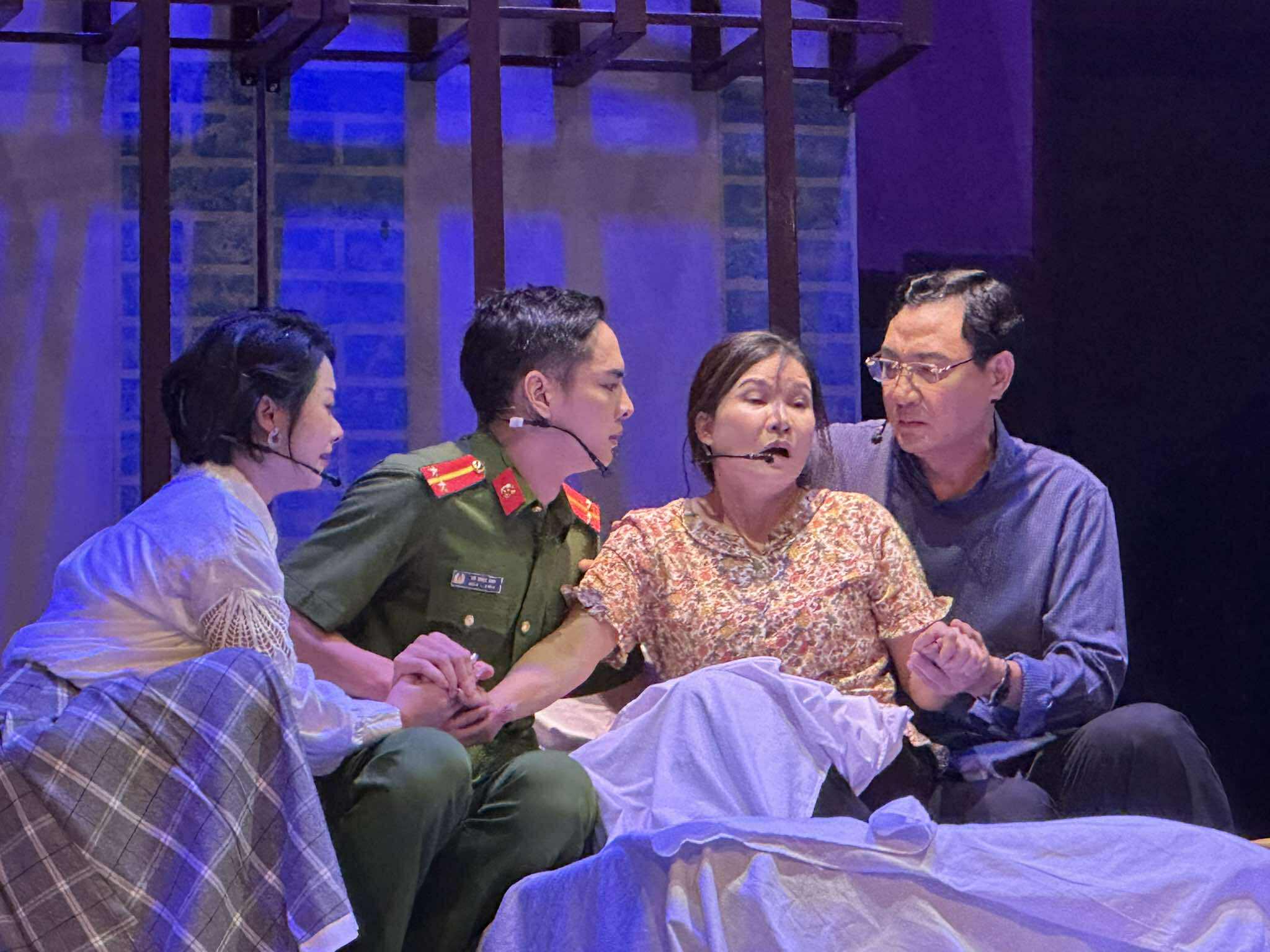 "Đối mặt" &ndash; Vở kịch lay động tr&aacute;i tim về phẩm chất ki&ecirc;n cường của người chiến sĩ C&ocirc;ng an nh&acirc;n d&acirc;n - Ảnh 2.