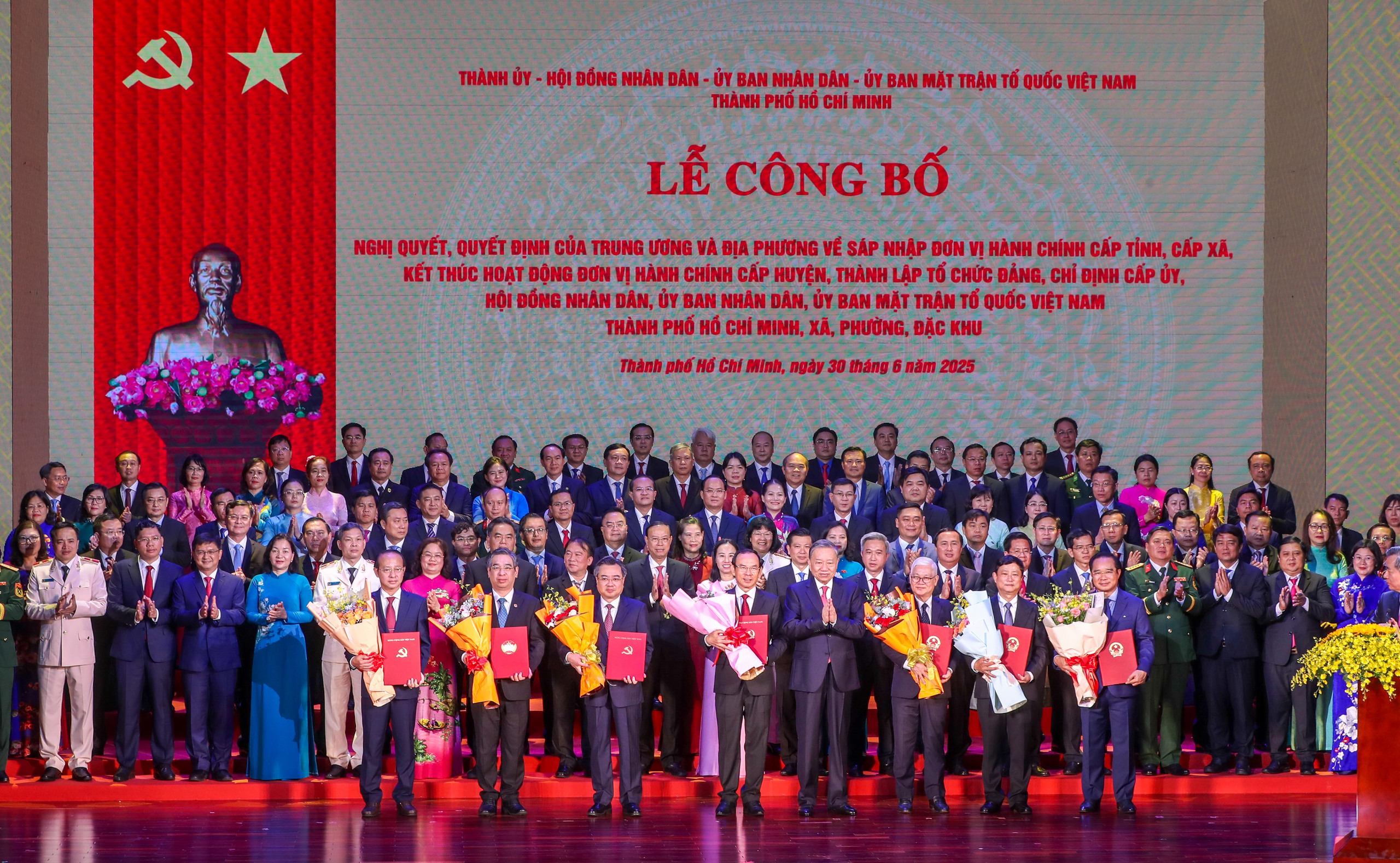 Toàn cảnh lễ công bố thành lập TP HCM mới - Ảnh 7.