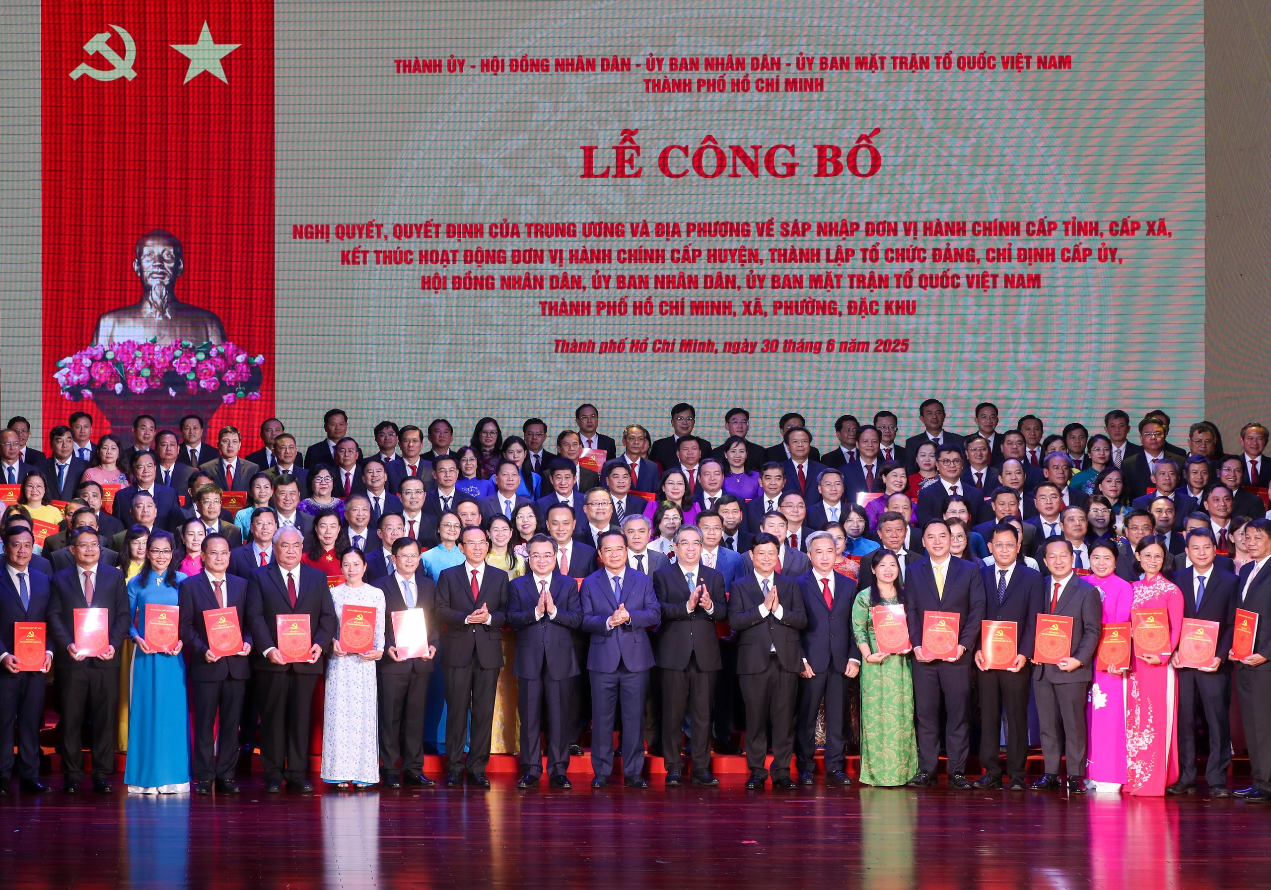 Toàn cảnh lễ công bố thành lập TP HCM mới - Ảnh 12.