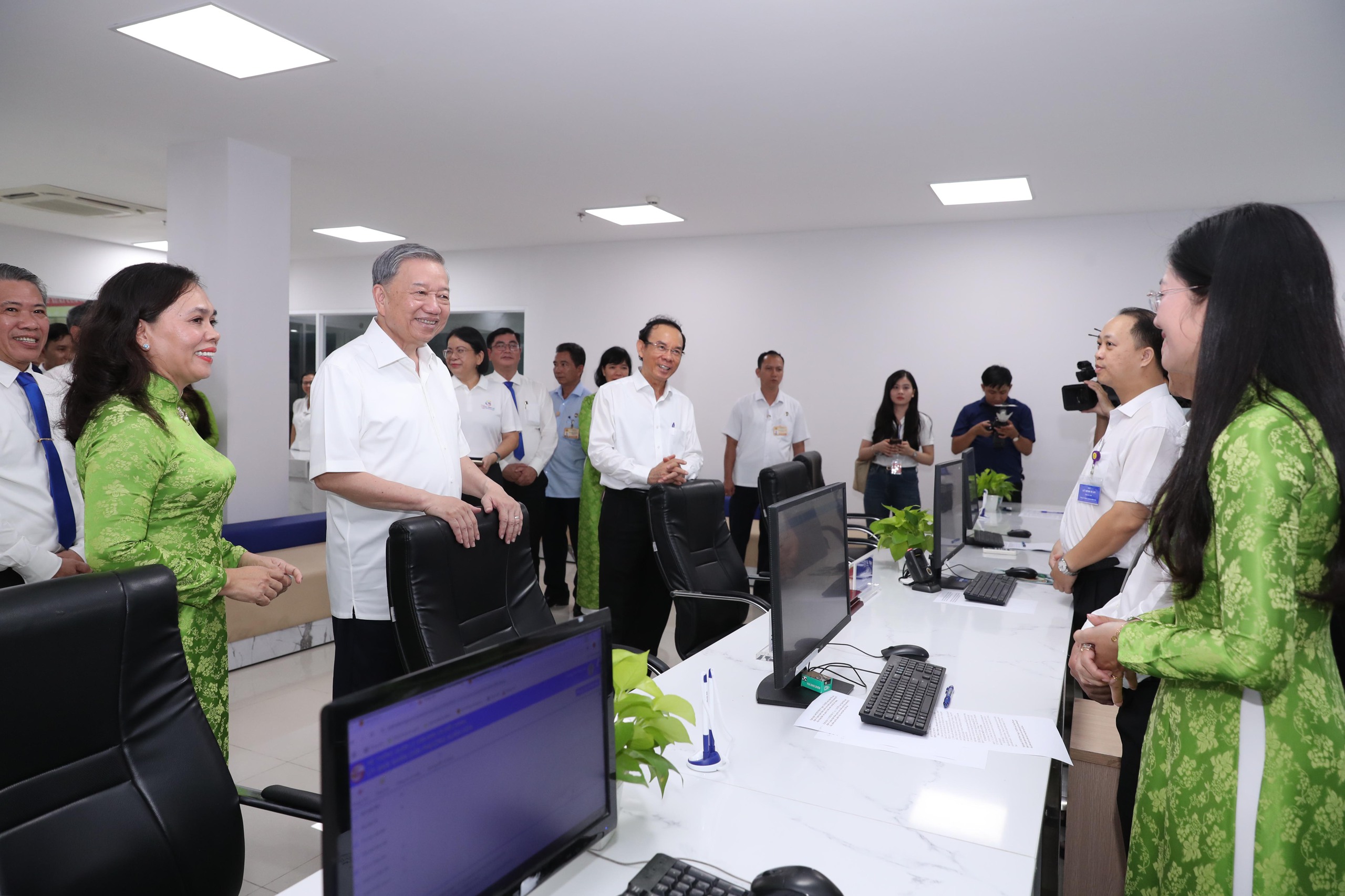Toàn cảnh lễ công bố thành lập TP HCM mới - Ảnh 13.