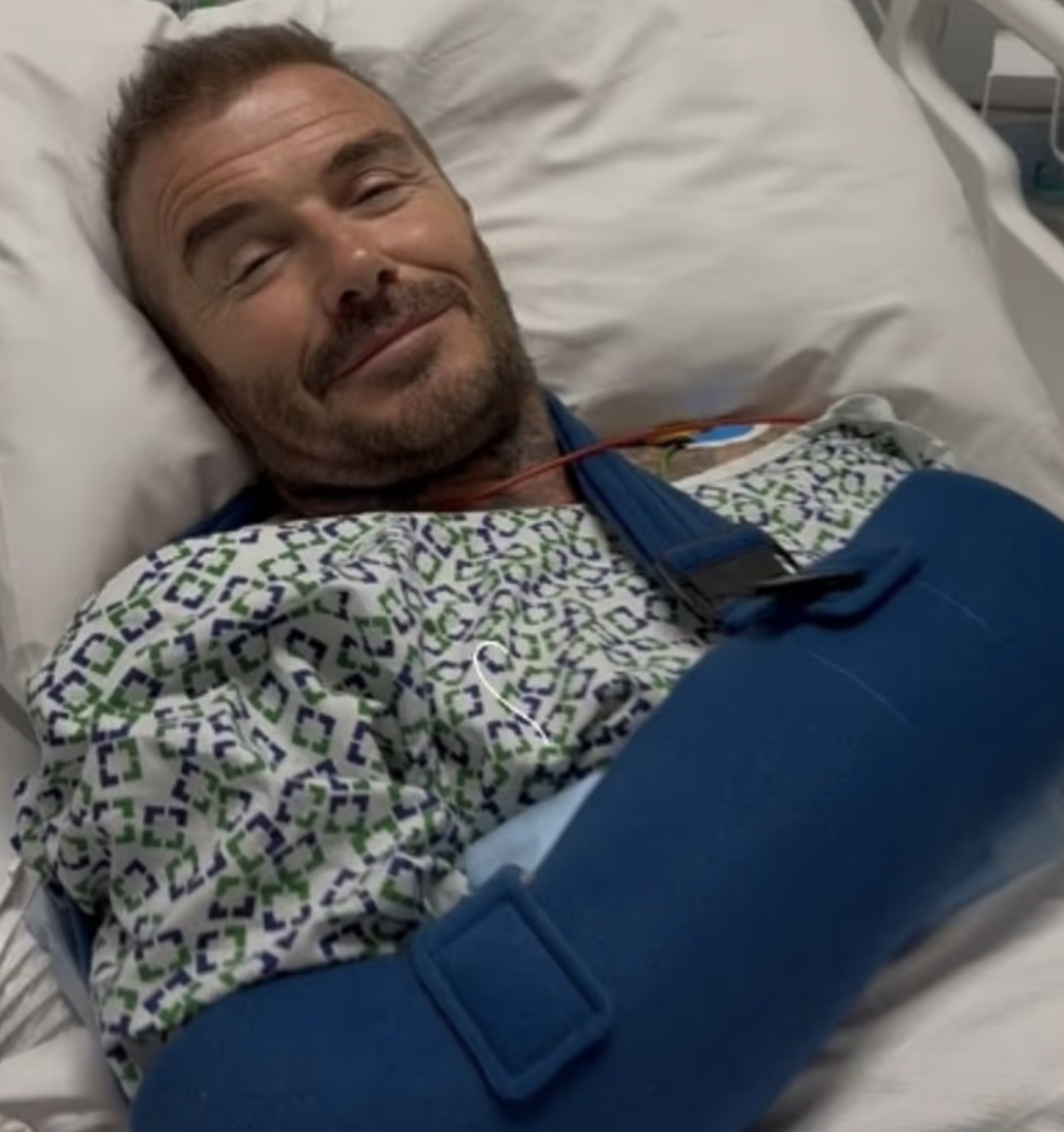 "Thương binh" David Beckham đến sân cổ vũ Inter Miami và Messi - Ảnh 2.