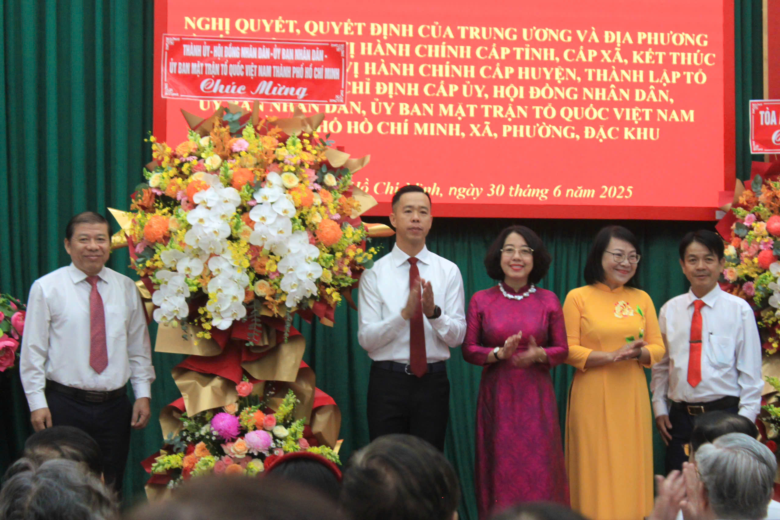Hình ảnh ấn tượng tại nhiều phường, xã của TP HCM trước thời khắc lịch sử- Ảnh 40.