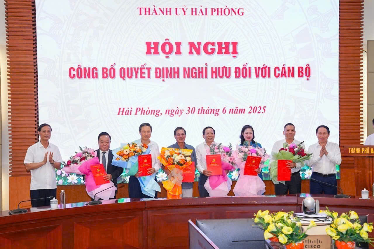 Chủ tịch UBND TP Hải Ph&ograve;ng Nguyễn Văn T&ugrave;ng nghỉ hưu trước tuổi- Ảnh 1.