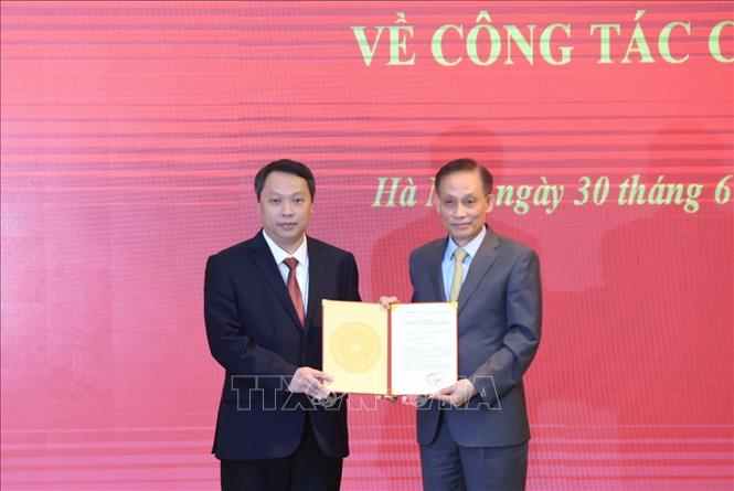 C&ocirc;ng bố quyết định của Bộ Ch&iacute;nh trị, Ban B&iacute; thư về nh&acirc;n sự  tại Văn ph&ograve;ng Trung ương Đảng- Ảnh 2.