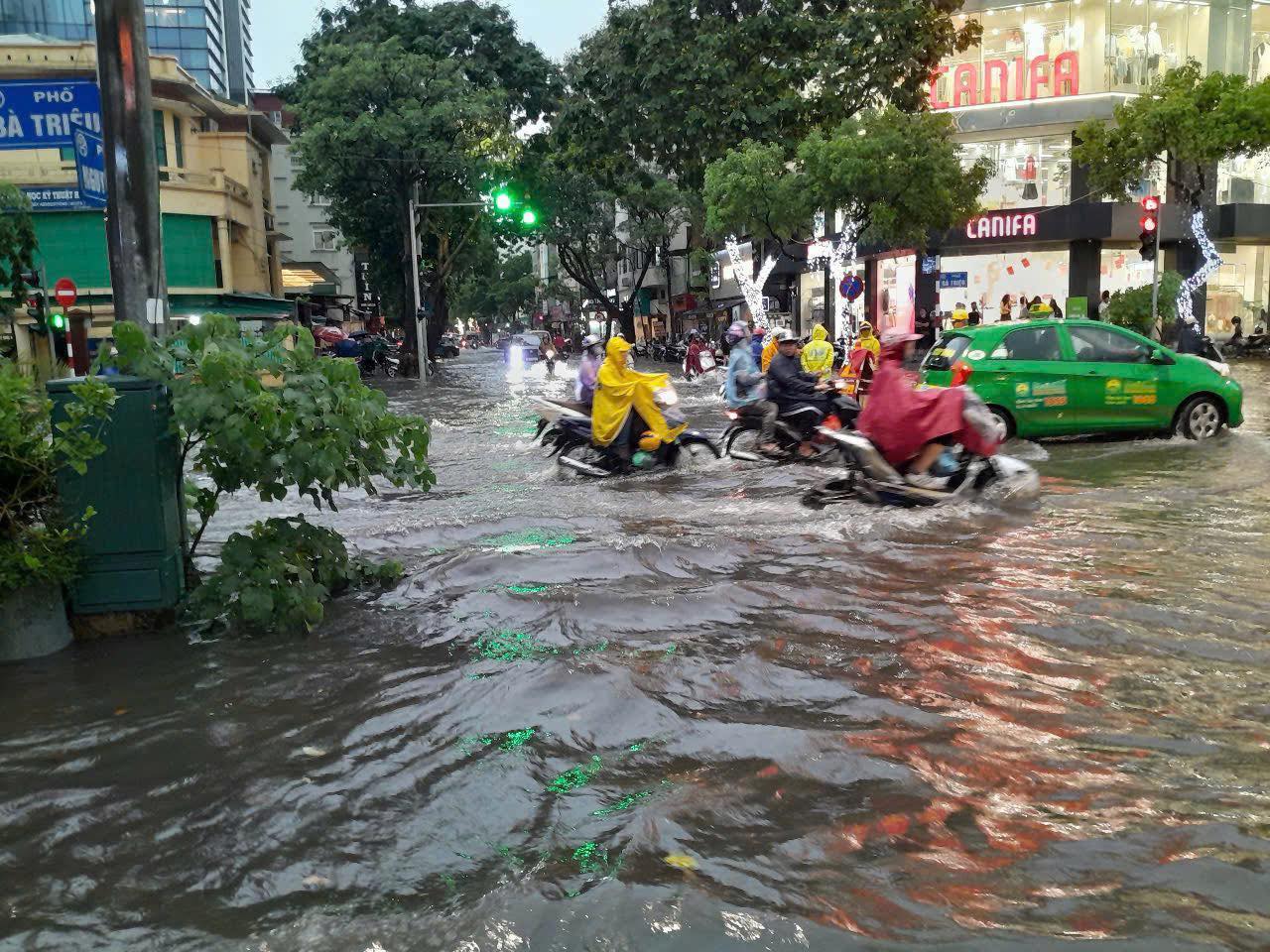 Mưa lớn khiến nhiều tuyến phố ở H&agrave; Nội ngập s&acirc;u, &aacute;ch tắc- Ảnh 1.