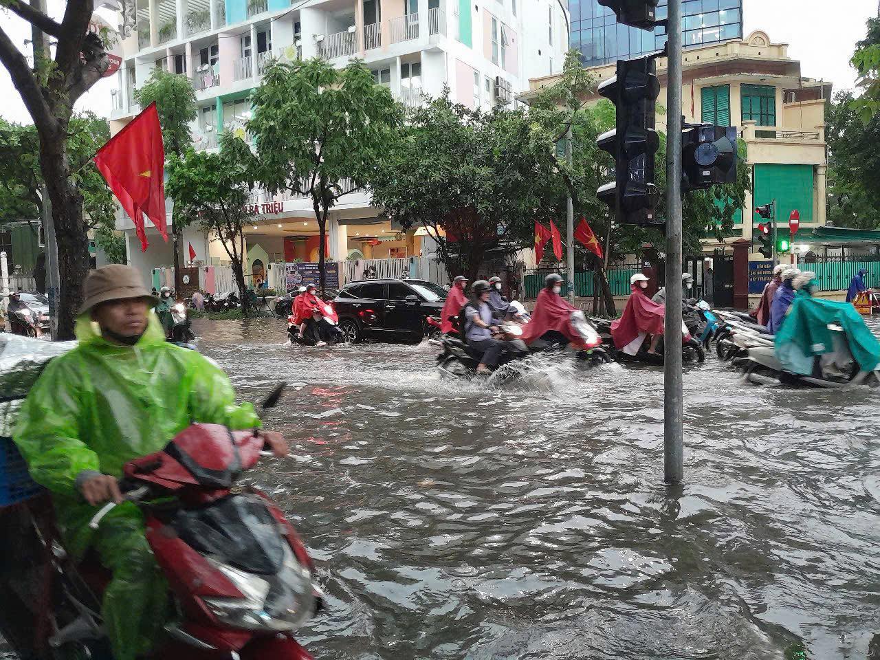 Mưa lớn khiến nhiều tuyến phố ở H&agrave; Nội ngập s&acirc;u, &aacute;ch tắc- Ảnh 2.
