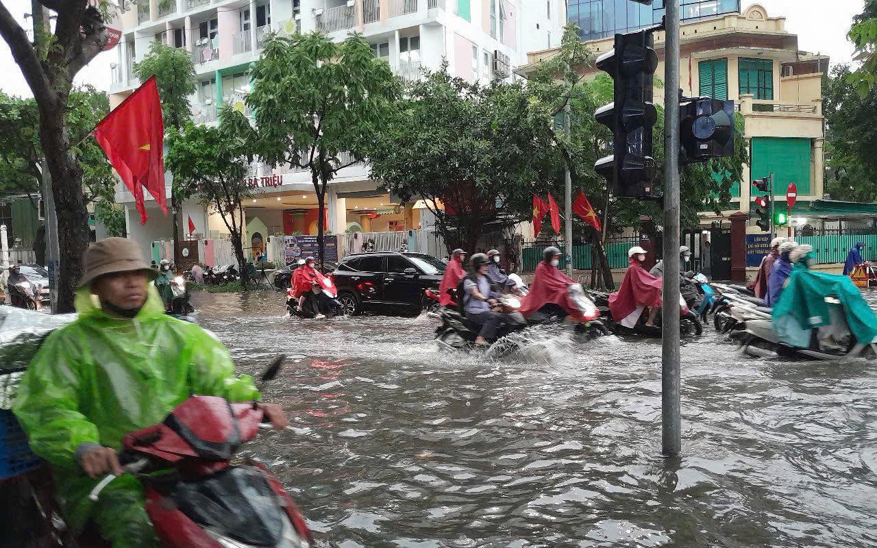 Mưa lớn khiến nhiều tuyến phố ở Hà Nội ngập sâu, ách tắc