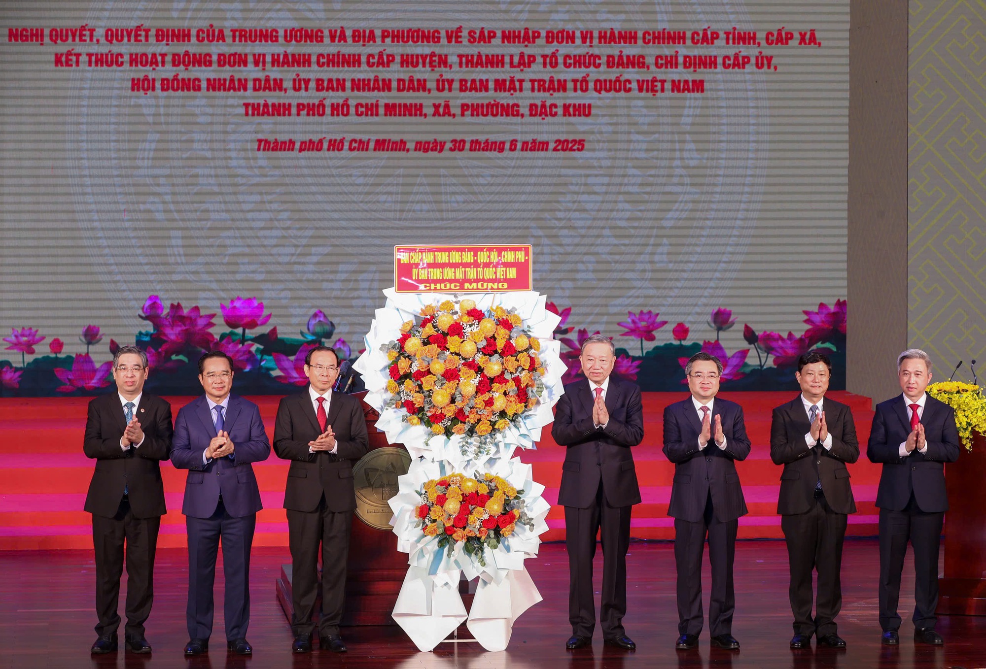 &Ocirc;ng Nguyễn Văn N&ecirc;n được chỉ định l&agrave;m B&iacute; thư Th&agrave;nh ủy TP HCM mới- Ảnh 7.