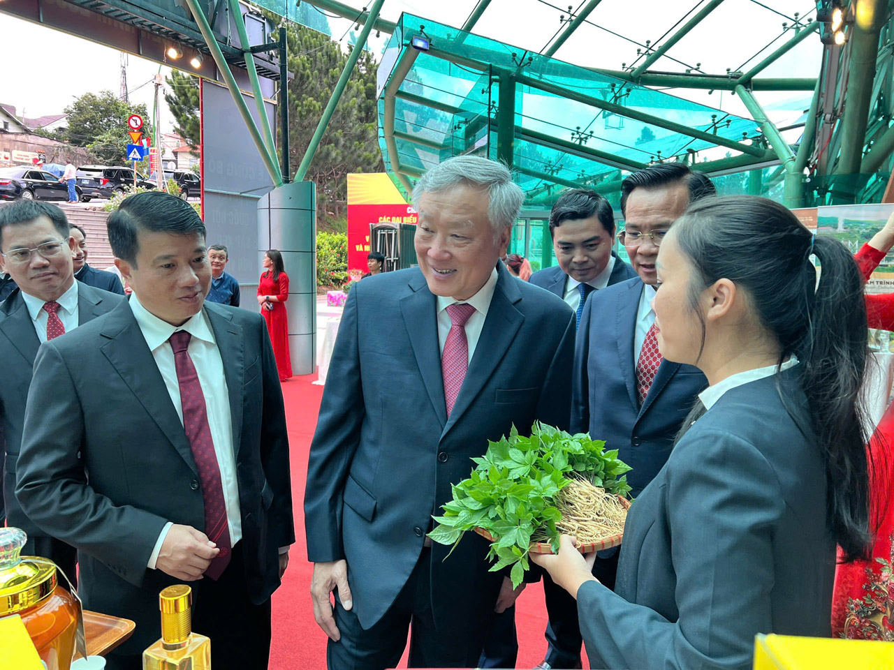 Kh&ocirc;ng kh&iacute; lễ c&ocirc;ng bố c&aacute;c nghị quyết, quyết định s&aacute;p nhập đơn vị h&agrave;nh ch&iacute;nh - Ảnh 5.