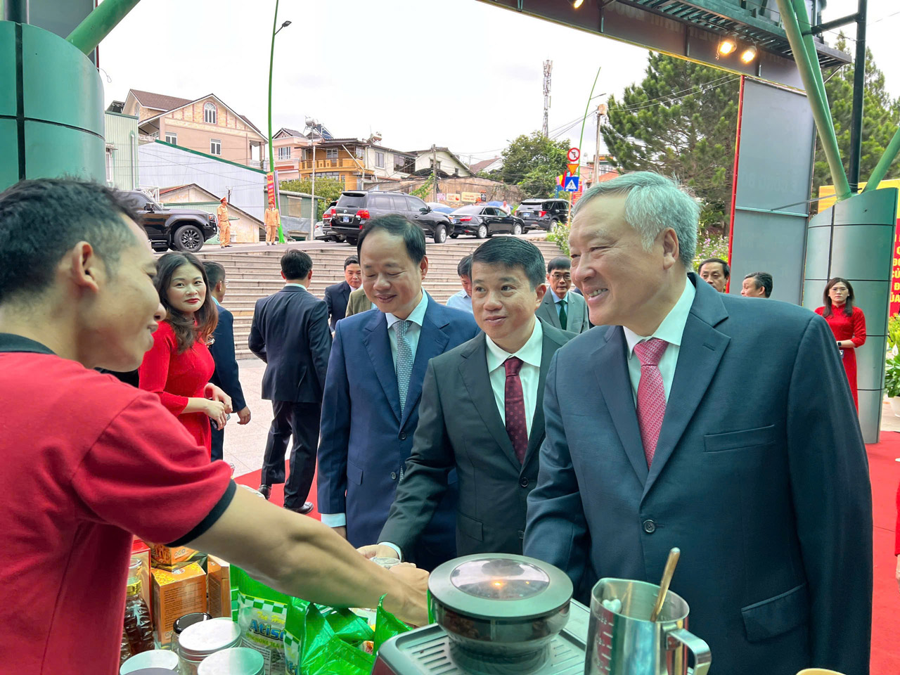 Kh&ocirc;ng kh&iacute; lễ c&ocirc;ng bố c&aacute;c nghị quyết, quyết định s&aacute;p nhập đơn vị h&agrave;nh ch&iacute;nh - Ảnh 6.