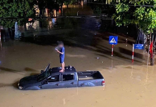 TP Th&aacute;i Nguy&ecirc;n ngập s&acirc;u, nhiều &ocirc; t&ocirc; chết m&aacute;y giữa "biển nước"- Ảnh 1.