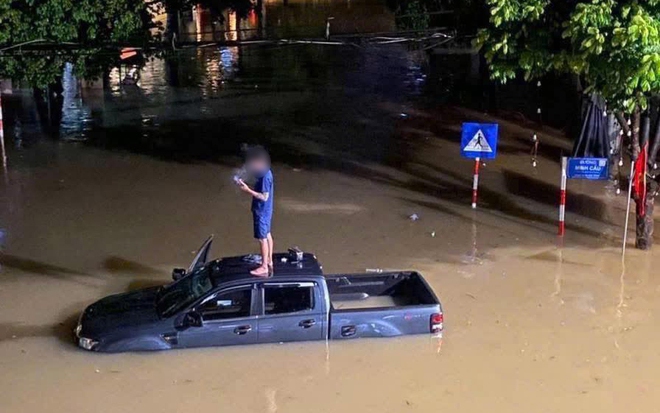 TP Thái Nguyên ngập sâu, nhiều ô tô chết máy giữa "biển nước"