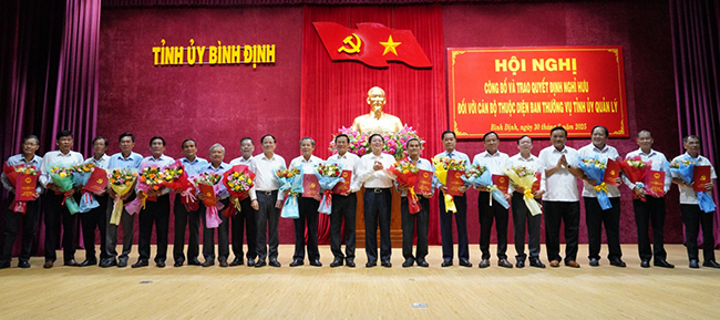 Ph&oacute; B&iacute; thư Thường trực Tỉnh ủy B&igrave;nh Định nghỉ hưu trước tuổi - Ảnh 1.
