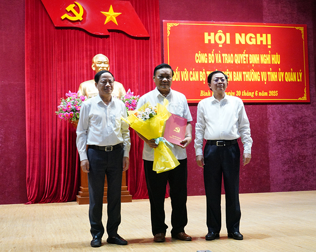 Ph&oacute; B&iacute; thư Thường trực Tỉnh ủy B&igrave;nh Định nghỉ hưu trước tuổi - Ảnh 2.