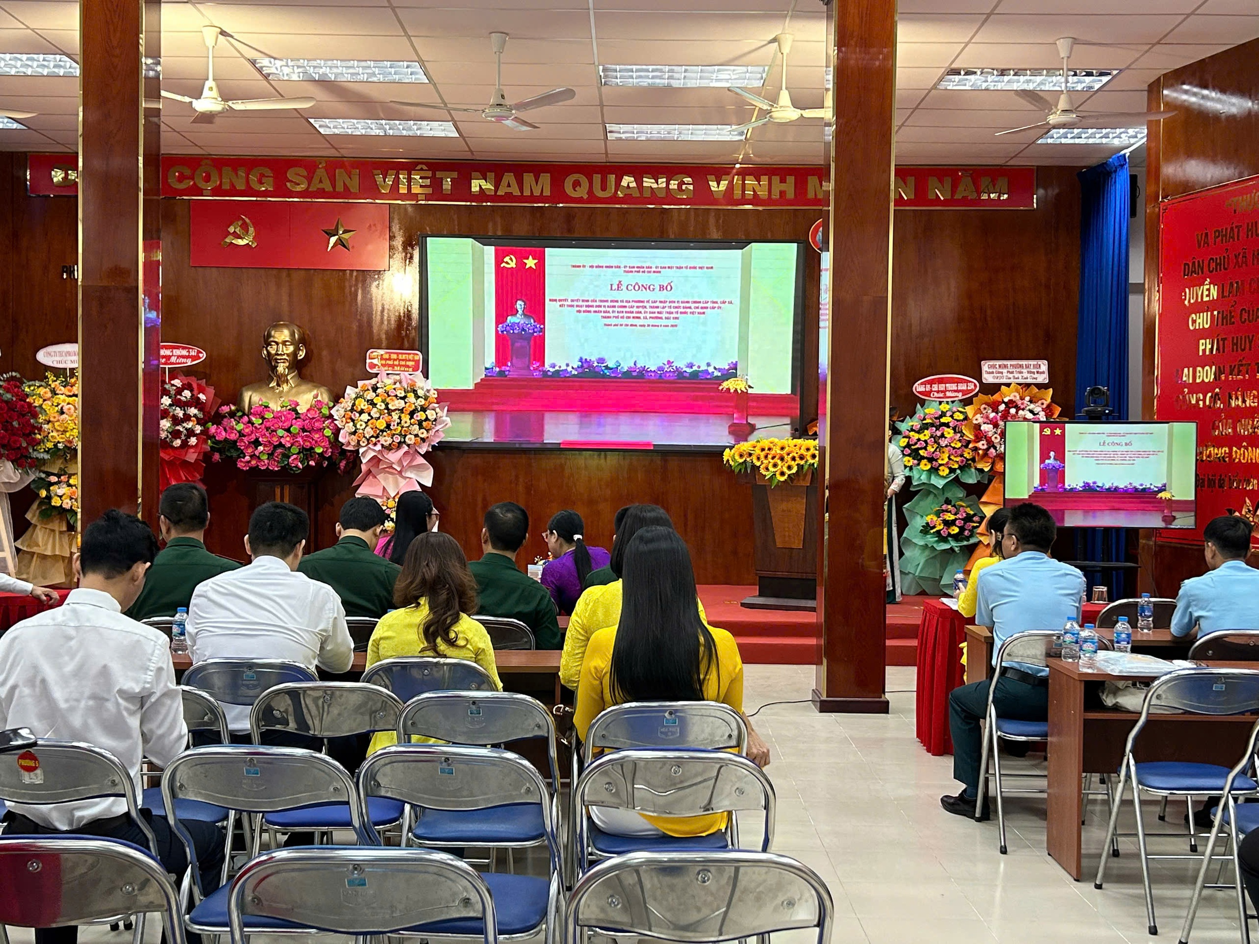 Hình ảnh ấn tượng tại nhiều phường, xã của TP HCM trước thời khắc lịch sử- Ảnh 38.