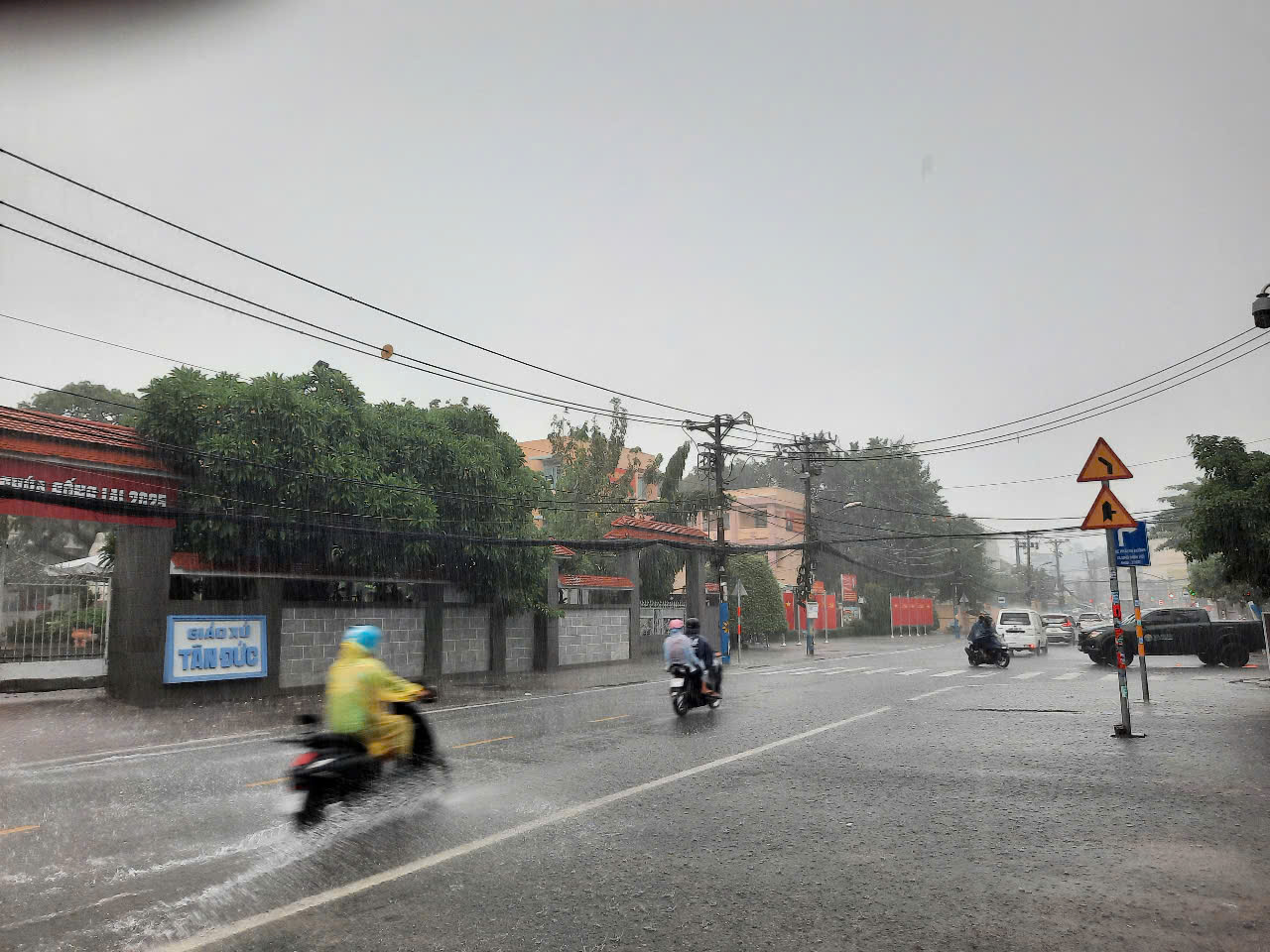 TP HCM nhiều nơi đang mưa và ngập - Ảnh 4.