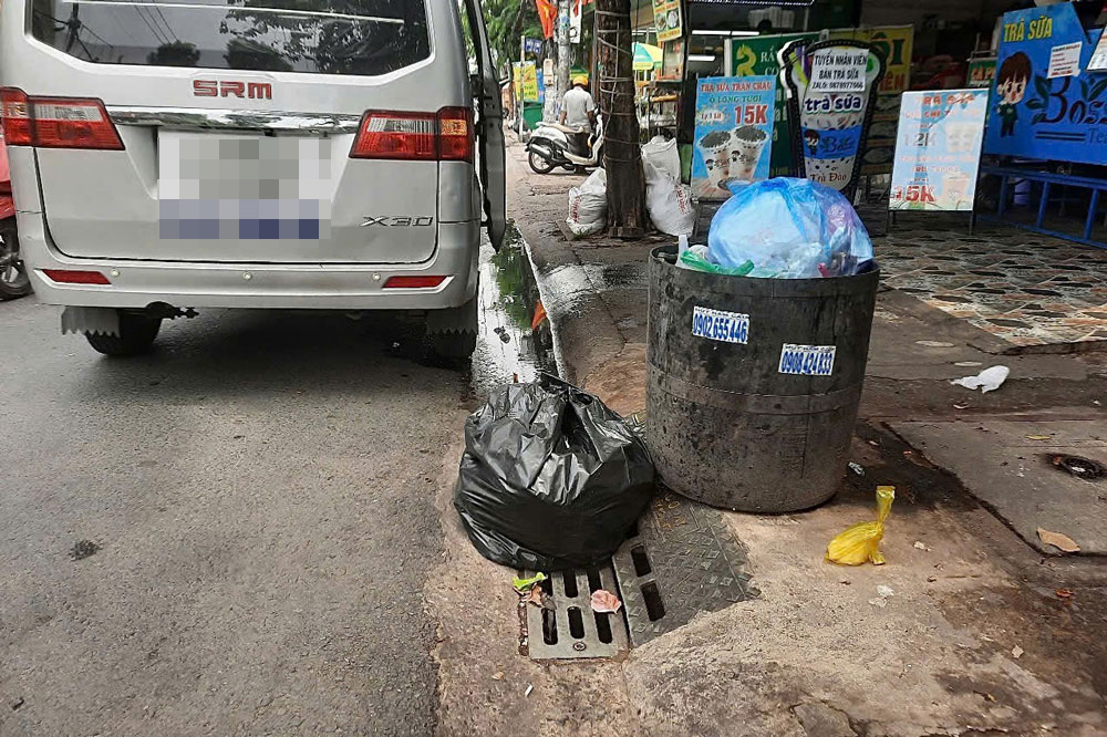 Vỉa hè, cống rãnh "nghẹt thở" vì nước thải, dầu mỡ - Ảnh 1.