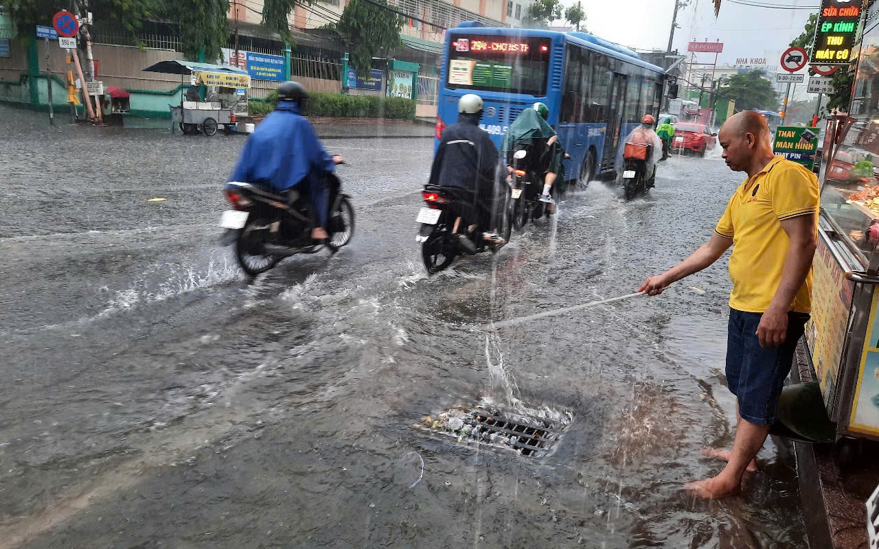 TP HCM nhiều nơi đang mưa và ngập
