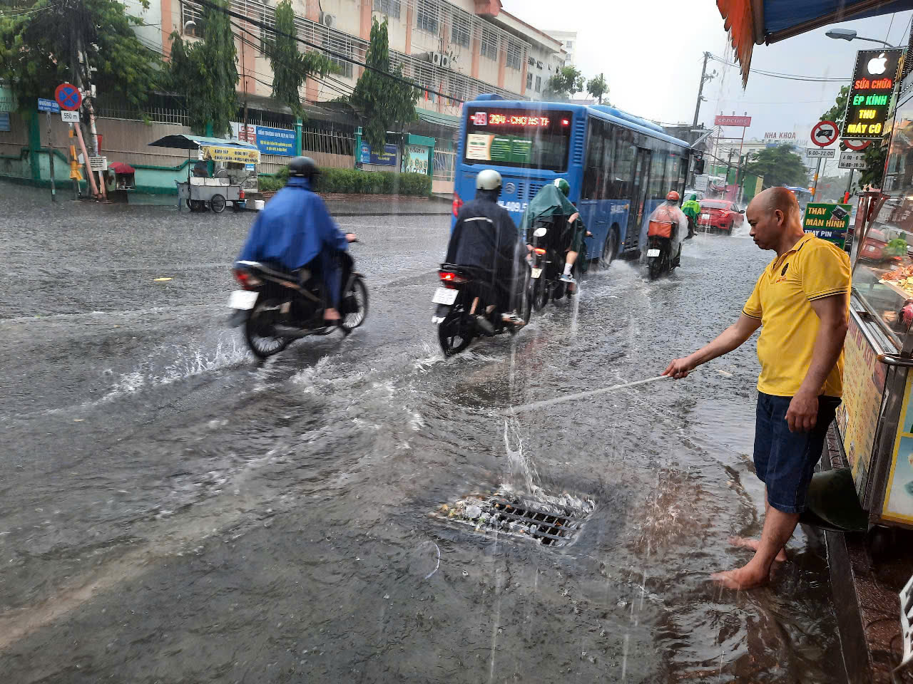 TP HCM nhiều nơi đang mưa và ngập - Ảnh 2.